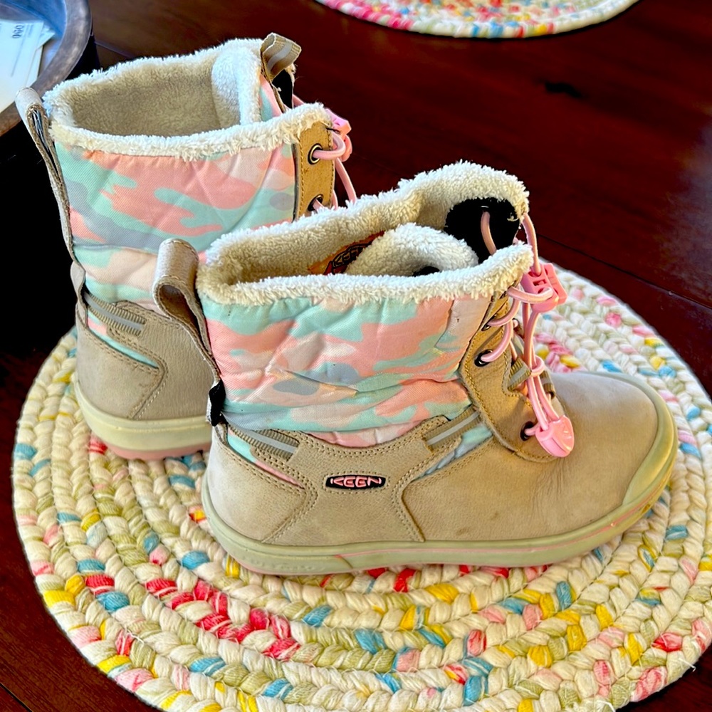 Keen snow boots like new